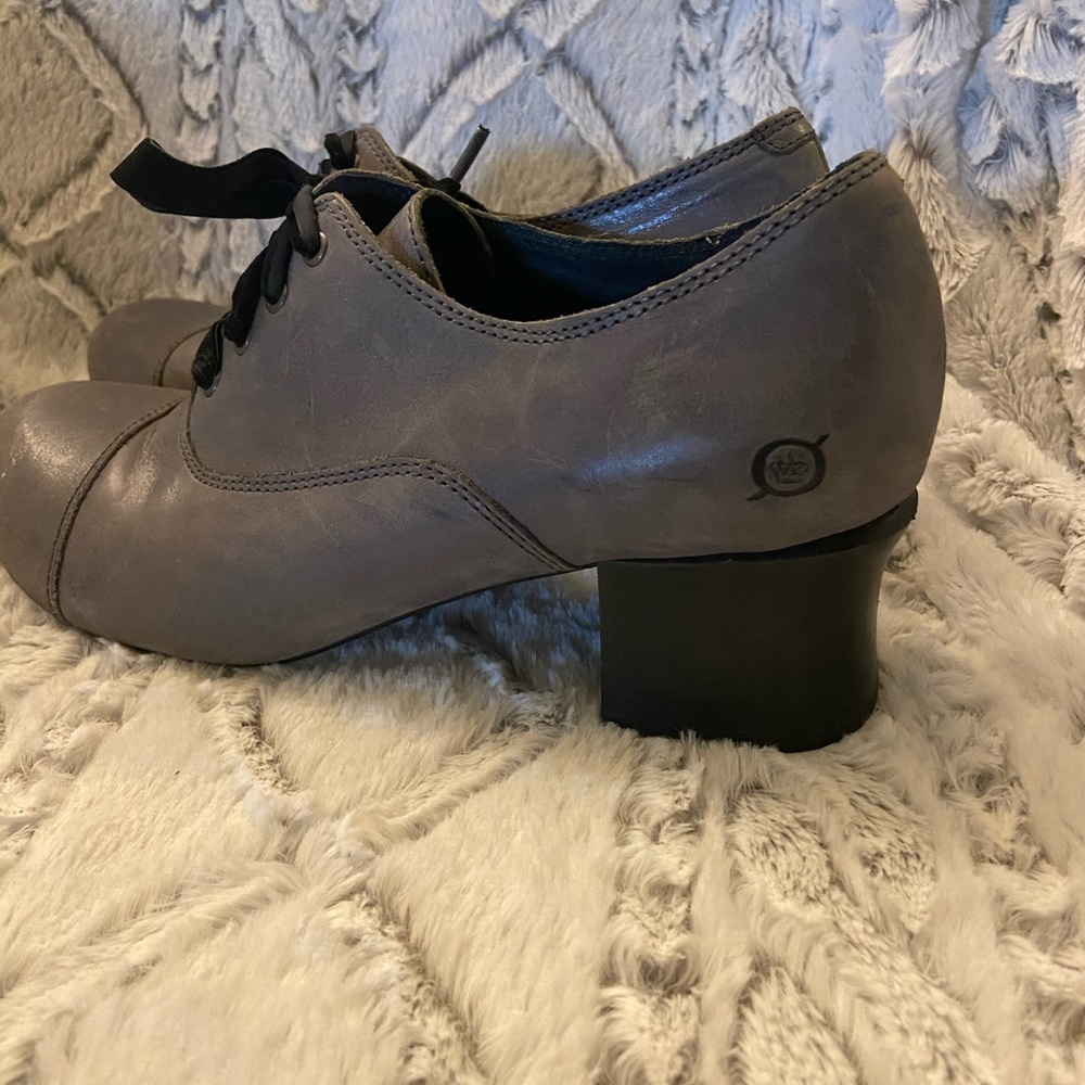 Born gray 2 1/4” heel 8.5